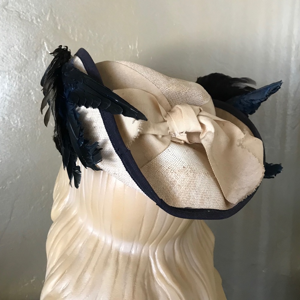 VERY RARE 1900s' CREAM STRAW HAT WITH TWO BLUE/GRAY/WHITE FEATHER BIRDS - Picture 10 of 15
